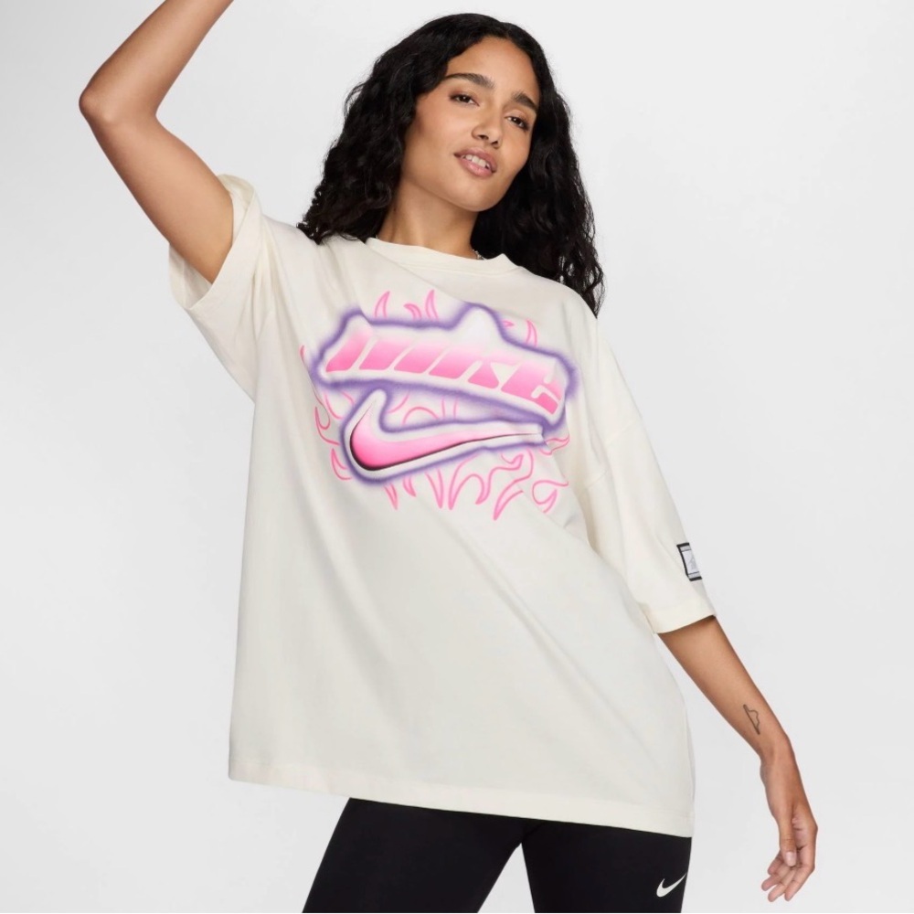 Nike Women's Oversized Graphic T-Shirt NWT Size Large